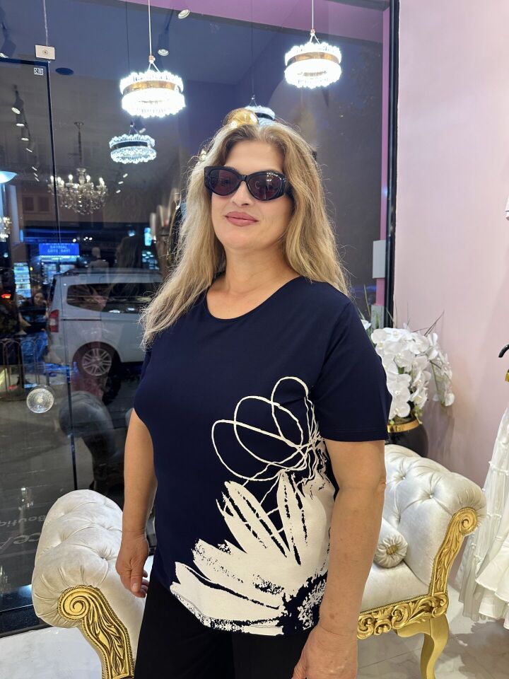 LACİVERT ÇİÇEK DESENLİ TSHİRT 42