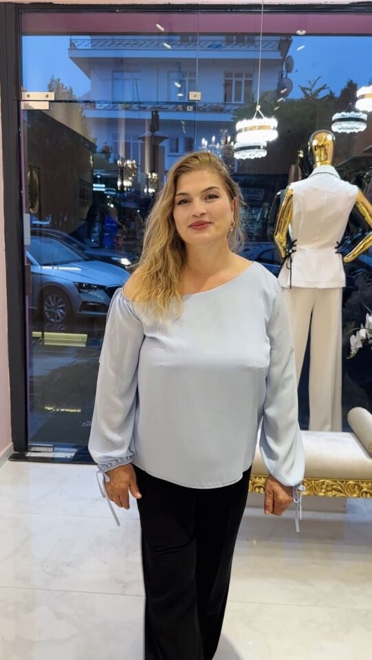 TEK KOL OMUZU DÜŞÜK MAVİ BLUZ