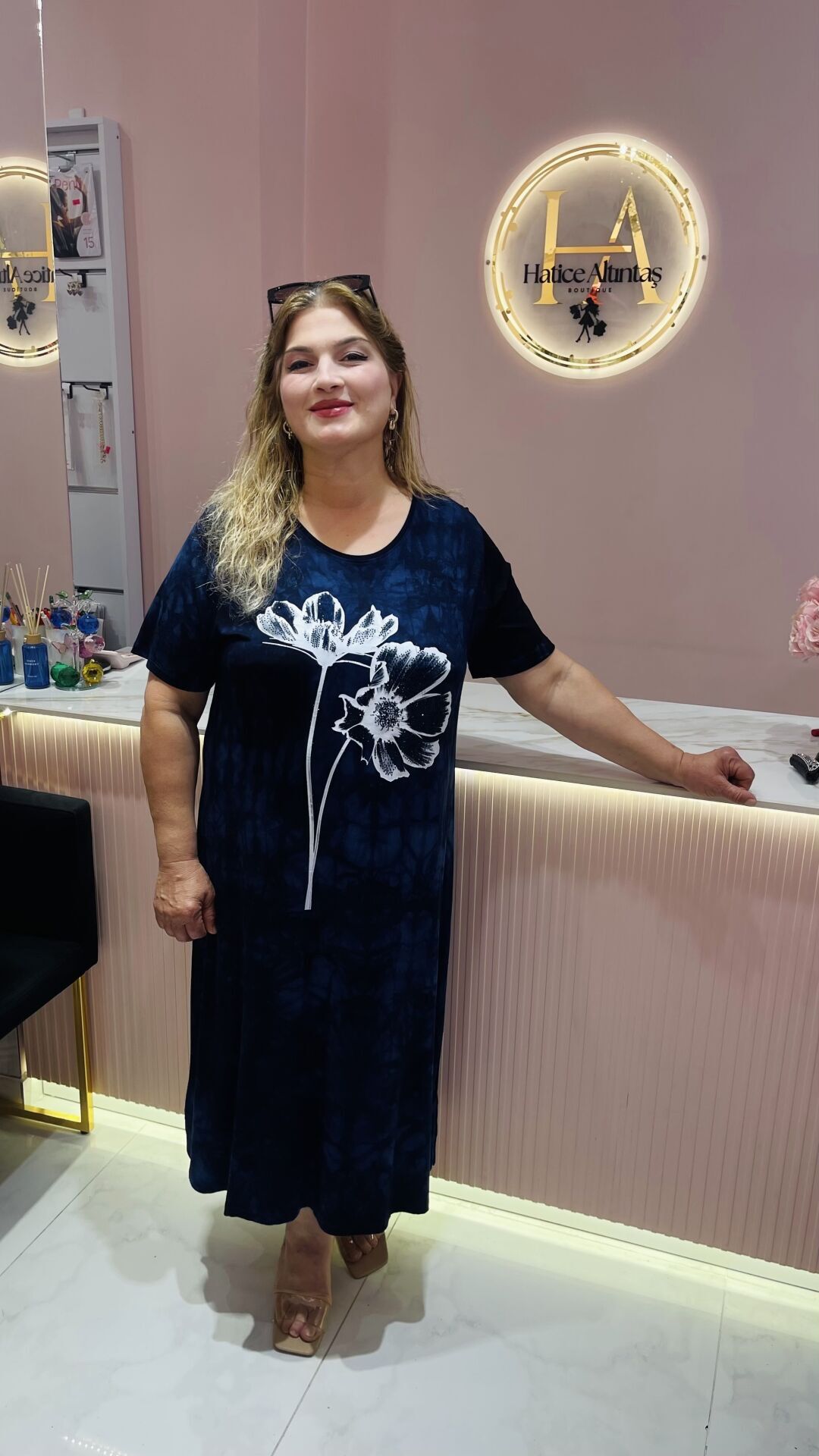 LACİVERT ÇİÇEK DESENLİ TAŞLI BÜYÜK BEDEN ELBİSE