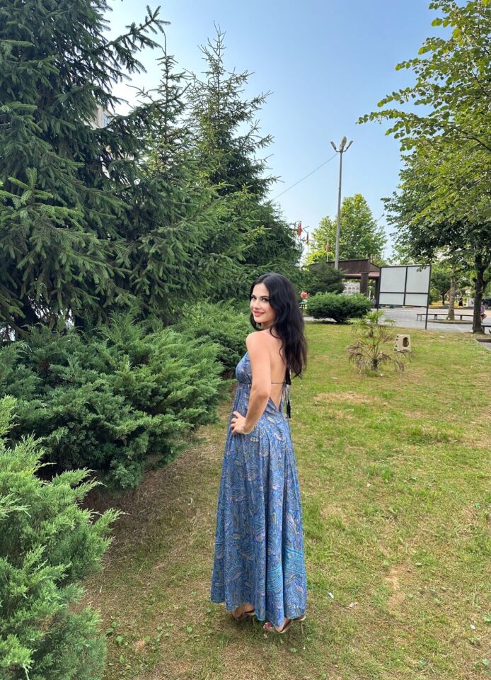 MAVİ SIRT VE GÖĞÜS DEKOLTELİ İP ASKLI HALTER YAKA ELBİSE