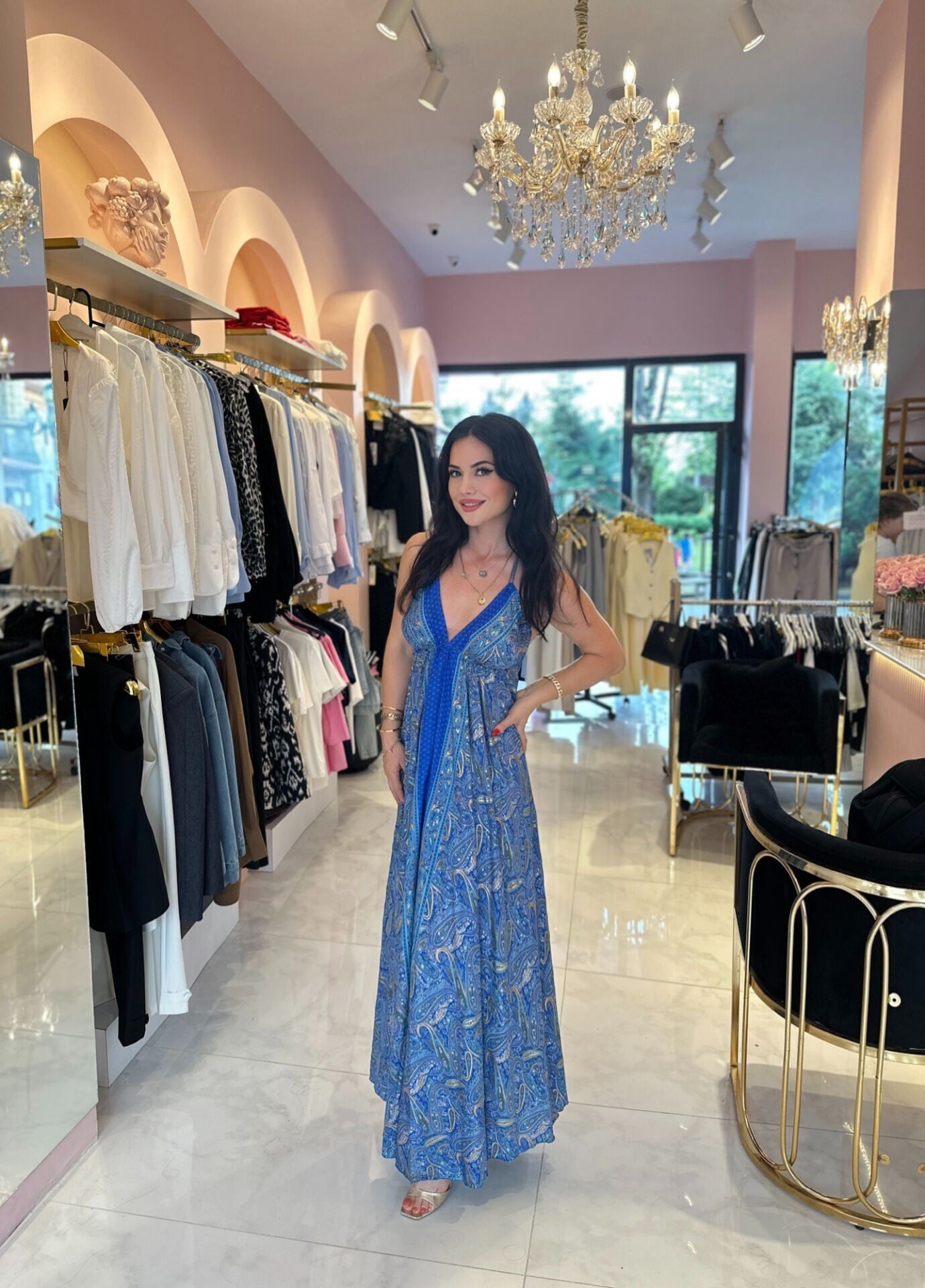 MAVİ SIRT VE GÖĞÜS DEKOLTELİ İP ASKLI HALTER YAKA ELBİSE