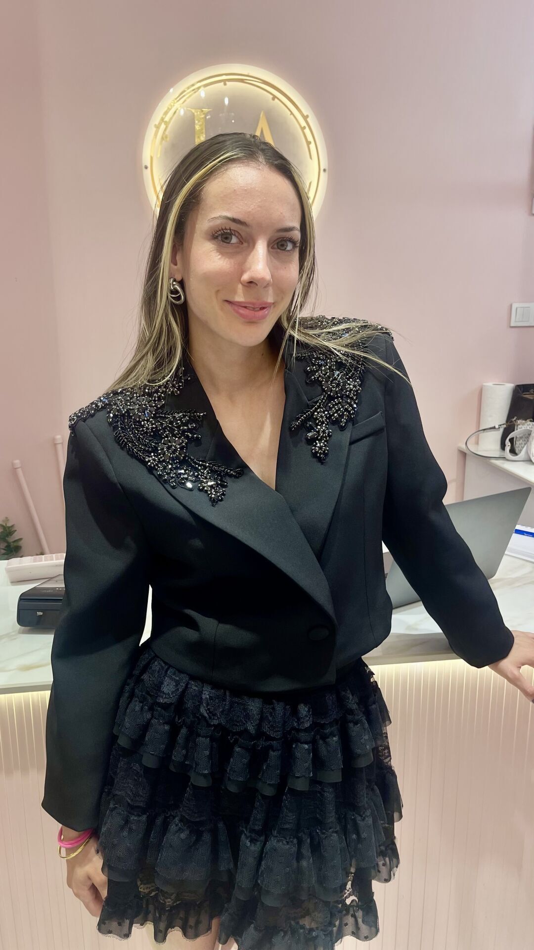 SİYAH OMZU TAŞLI CROP CEKET