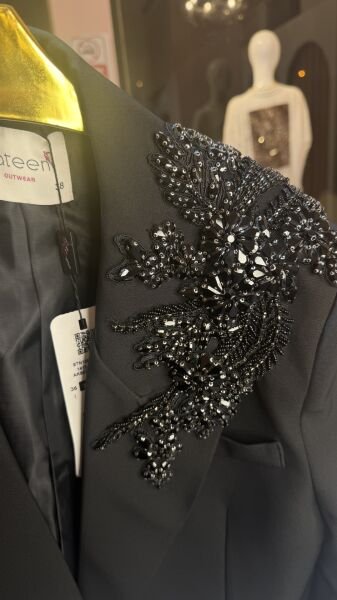 SİYAH OMZU TAŞLI CROP CEKET