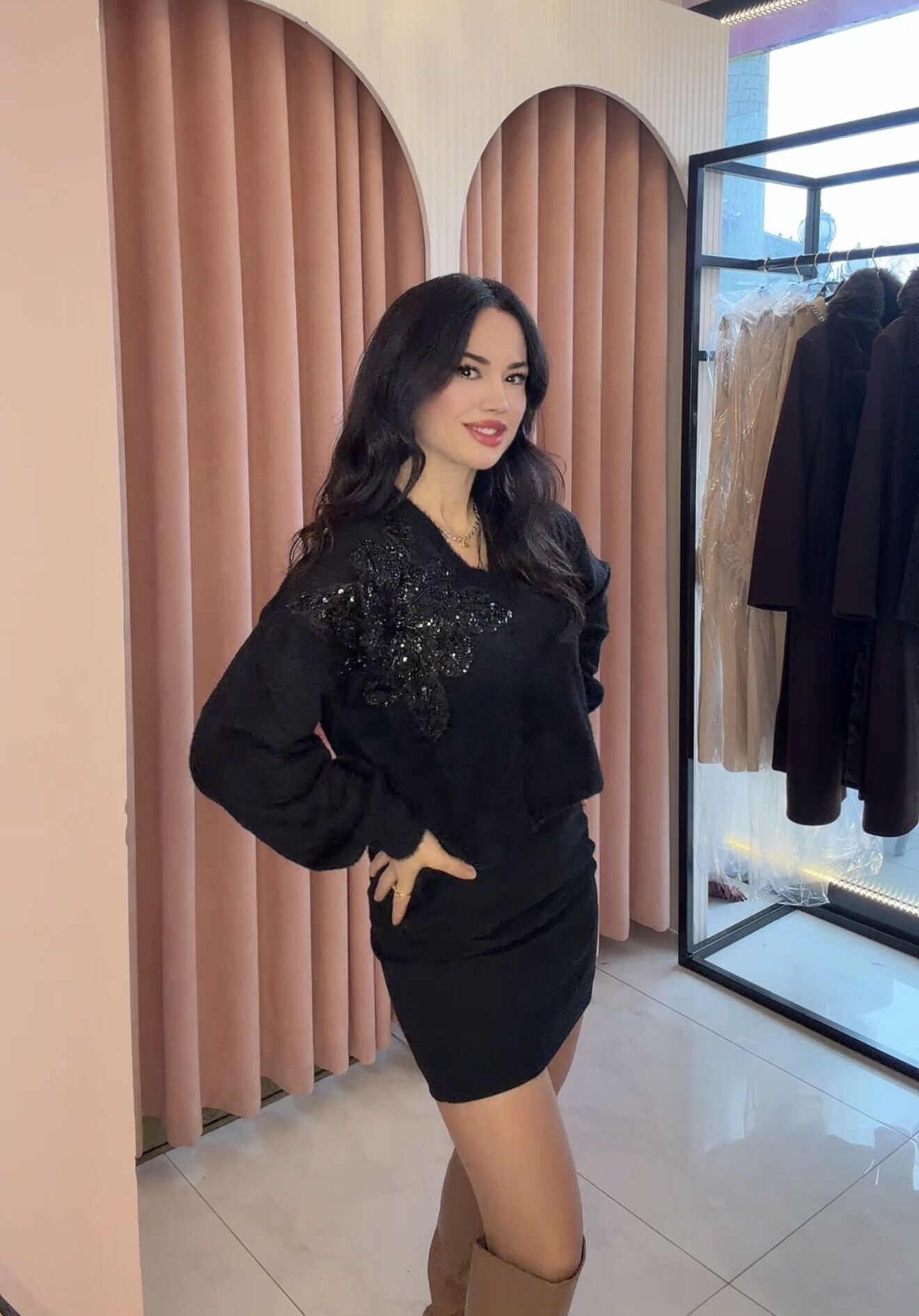 SİYAH TAŞ VE PAYET İŞLEMELİ KAZAK