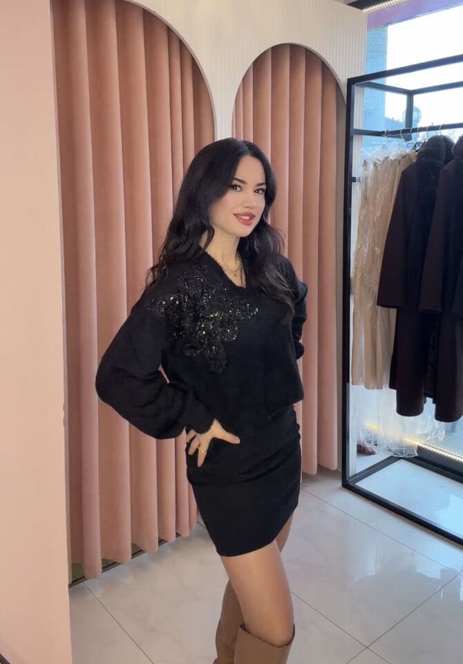 SİYAH TAŞ VE PAYET İŞLEMELİ KAZAK