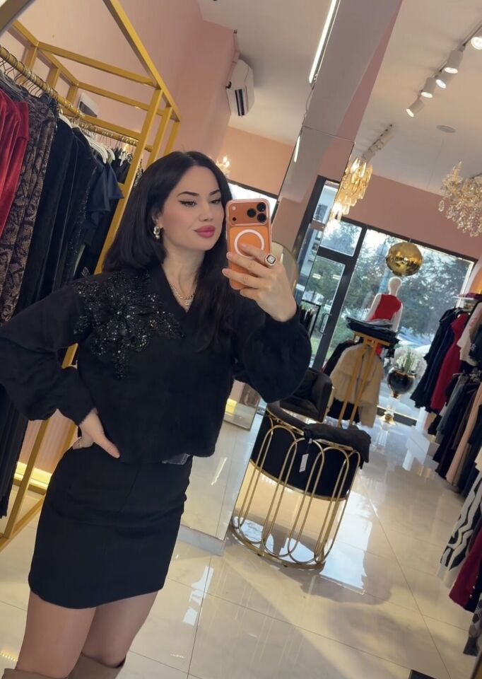 SİYAH TAŞ VE PAYET İŞLEMELİ KAZAK