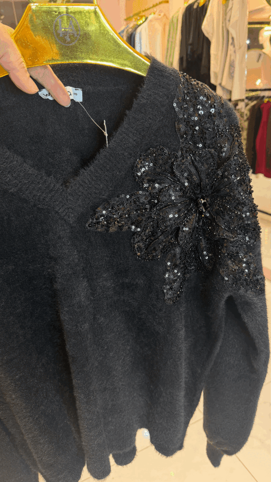 SİYAH TAŞ VE PAYET İŞLEMELİ KAZAK