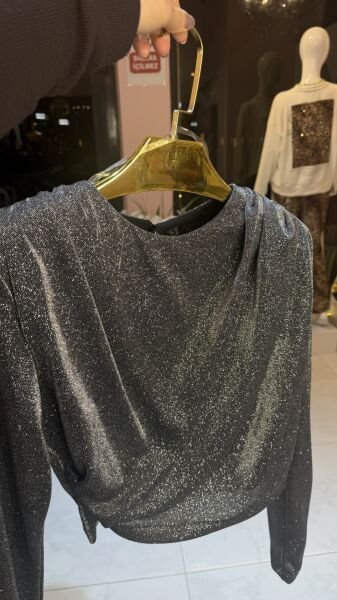 OMUZLARI VATKALI GRİ SİMLİ BLUZ