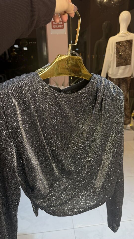 OMUZLARI VATKALI GRİ SİMLİ BLUZ