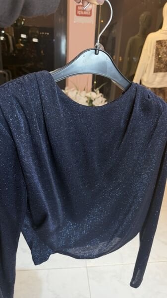 OMUZLARI VATKALI LACİVERT SİMLİ BLUZ