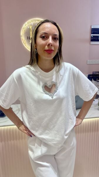 BEYAZ KALPLİ TAŞ İŞLEMELİ TSHİRT