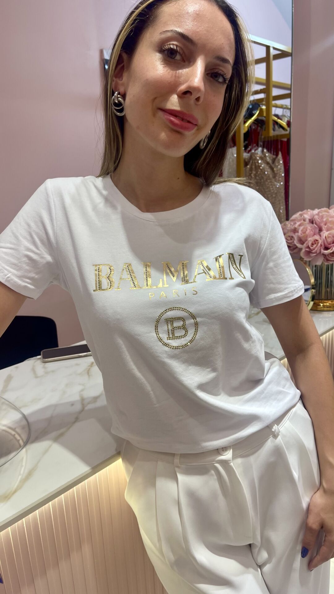 BEYAZ ALTIN BASKILI OMZU DÜĞMELİ TSHİRT