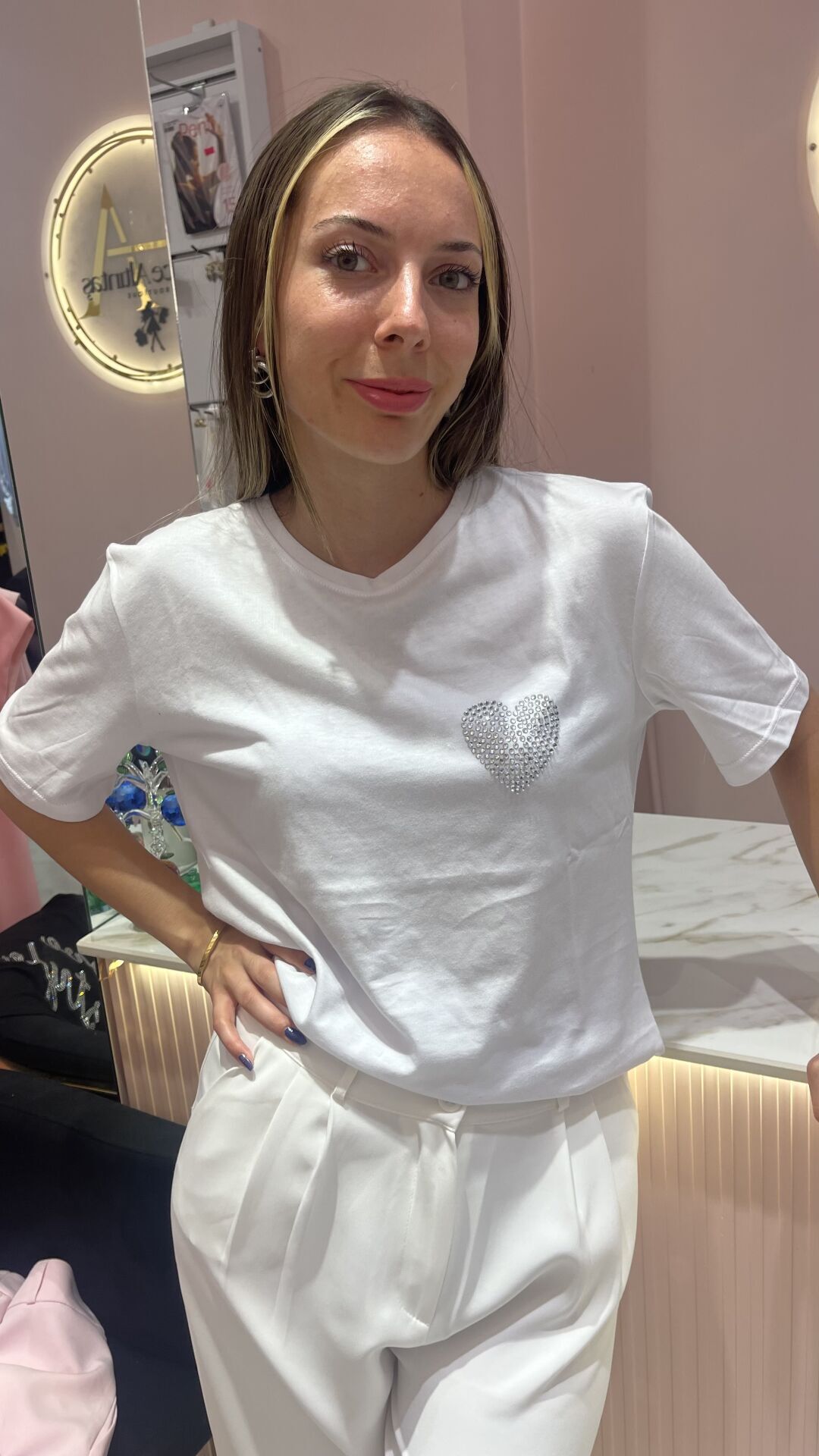 BEYAZ TAŞLI KALP DESENLİ TSHİRT