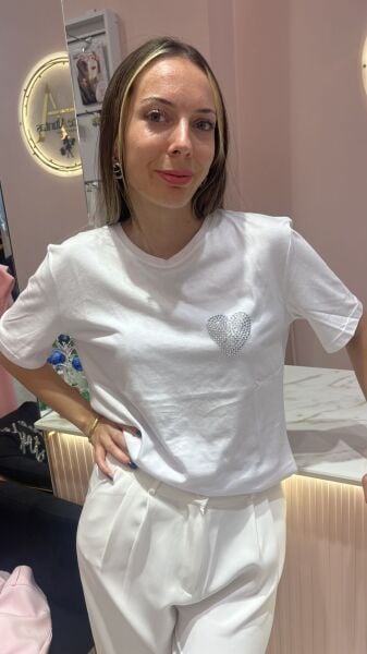 BEYAZ TAŞLI KALP DESENLİ TSHİRT