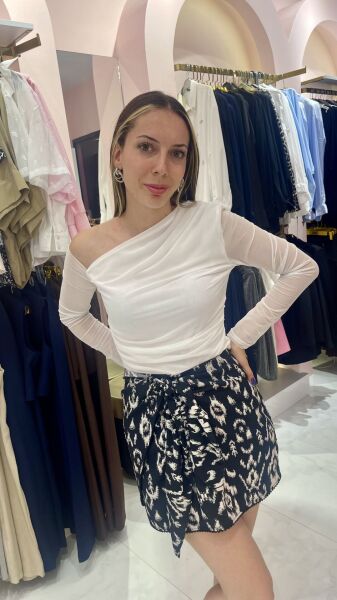 BEYAZ OMZU DÜŞÜK TÜLLÜ BLUZ