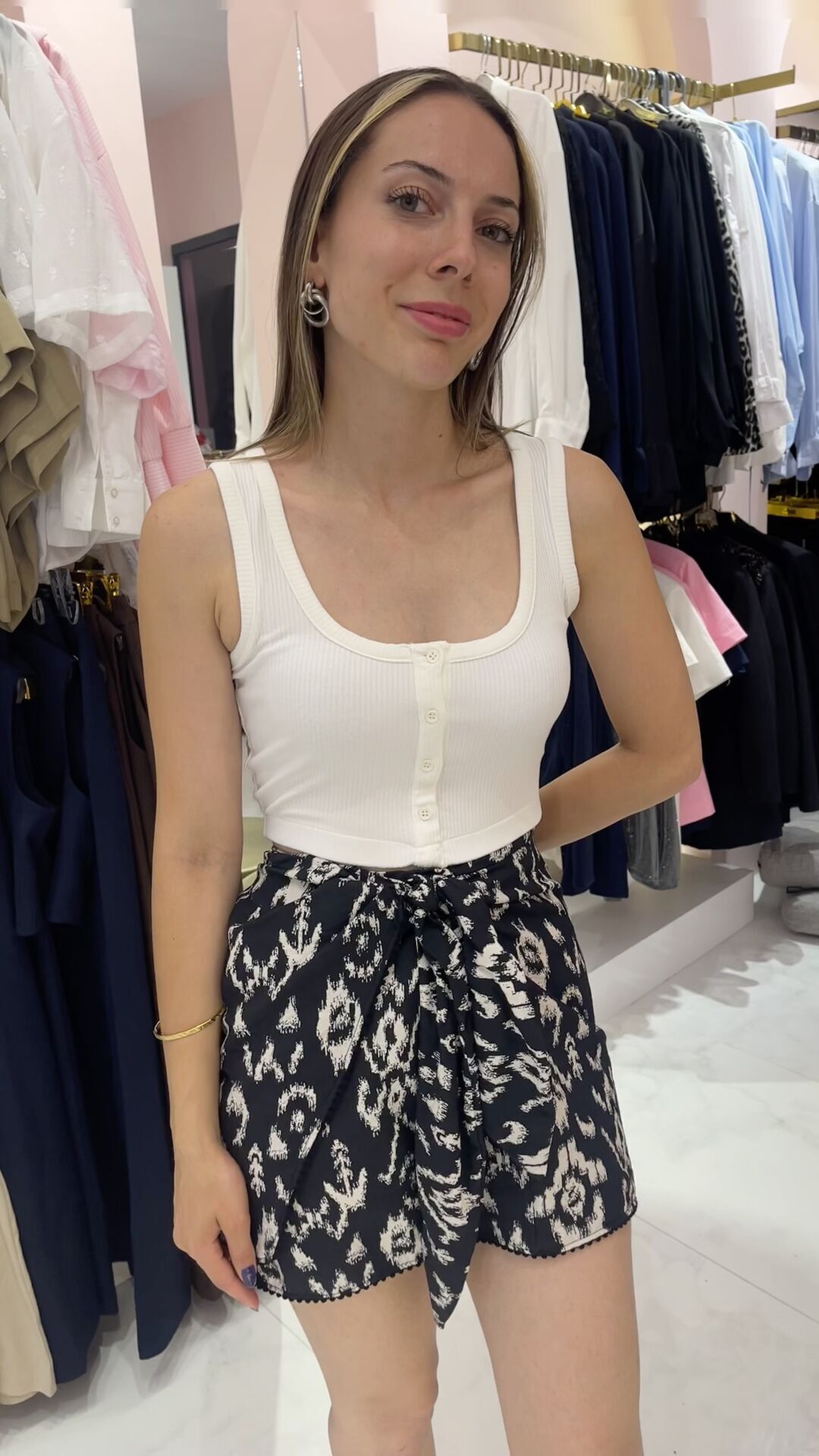 BEYAZ DÜĞMELİ CROP