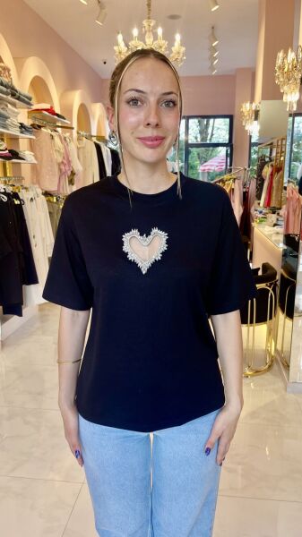 SİYAH KALPLİ TAŞ İŞLEMELİ TSHİRT