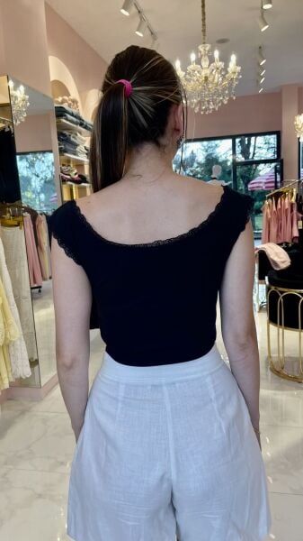 SİYAH YAKASI DANTELLİ CROP