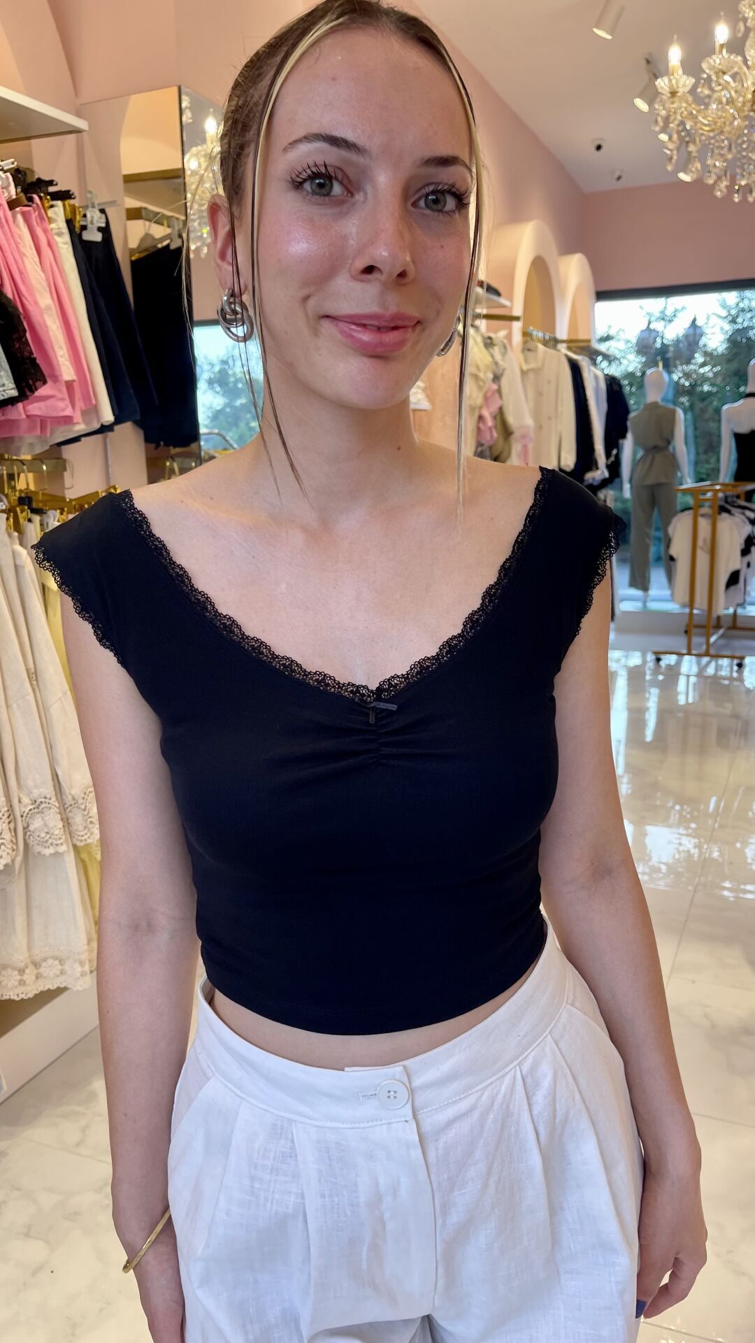 SİYAH YAKASI DANTELLİ CROP