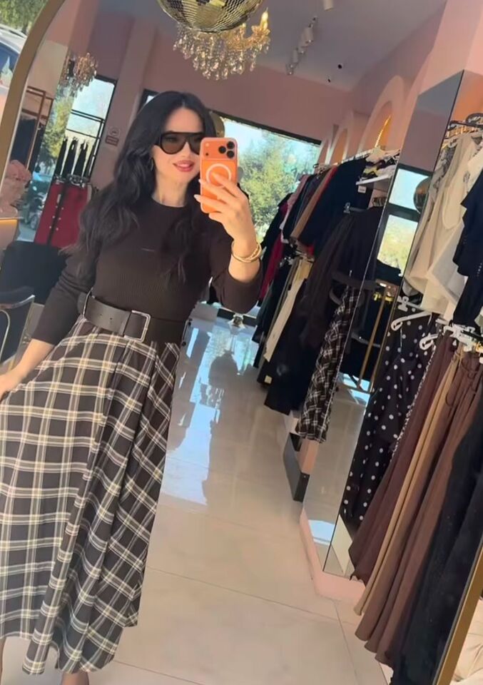 KEMER DETAYLI UZUN EKOSE ELBİSE