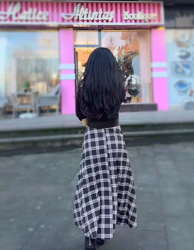 KEMER DETAYLI UZUN EKOSE ELBİSE