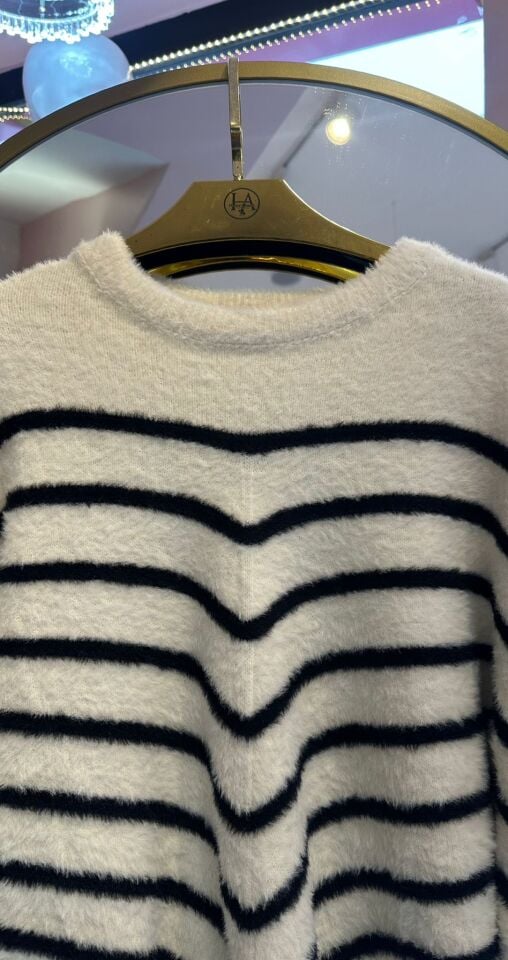 ÇİZGİ DETAYLI PELUŞ DOKULU EKRU KAZAK