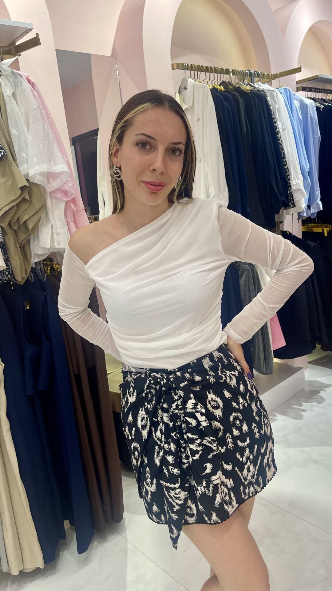 BEYAZ OMZU DÜŞÜK TÜLLÜ BLUZ S