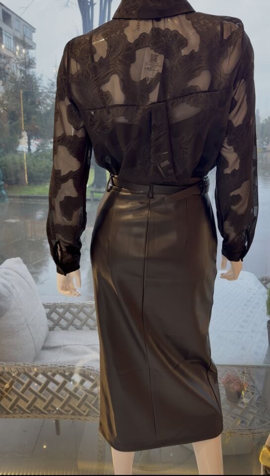 YIRTMAÇ DETAY SİYAH DERİ ETEK