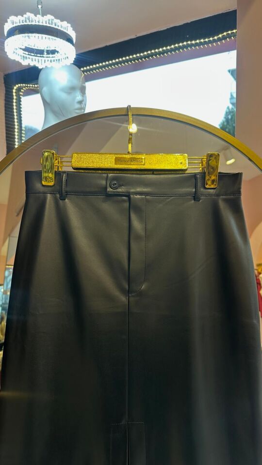 YIRTMAÇ DETAY SİYAH DERİ ETEK