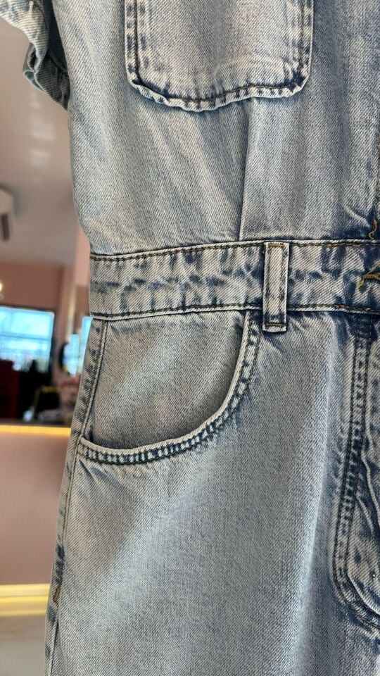 CEP DETAYLI KISA KOLLU DENİM TULUM