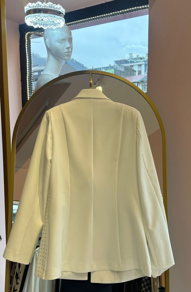 PARLAK TAŞ DETAY BEYAZ BLAZER CEKET