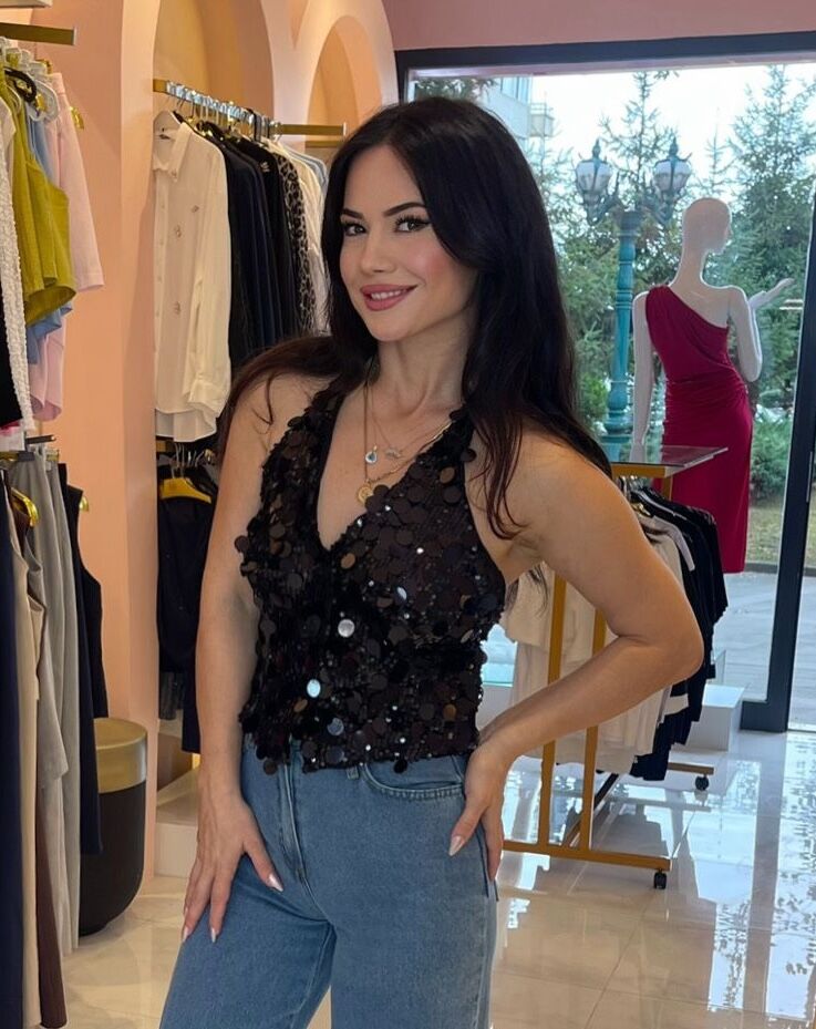 PAYET İŞLEME DETAY SIRT DEKOLTELİ SİYAH BLUZ