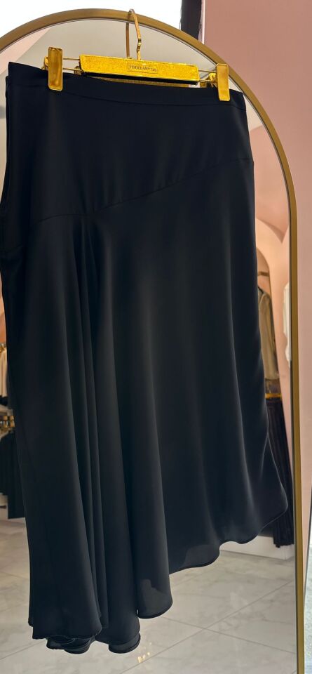 BÜYÜK BEDEN ASİMETRİK KESİM SİYAH SATEN ETEK