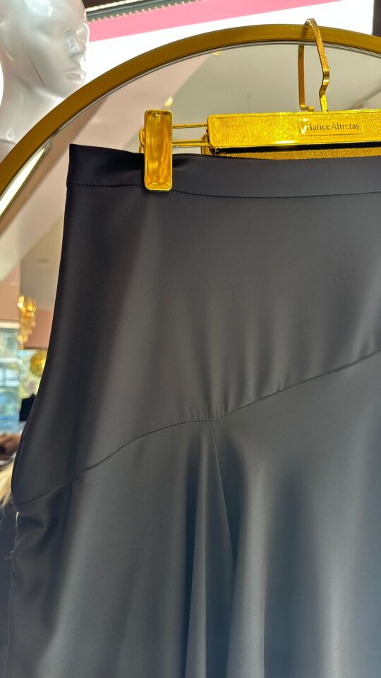 BÜYÜK BEDEN ASİMETRİK KESİM SİYAH SATEN ETEK