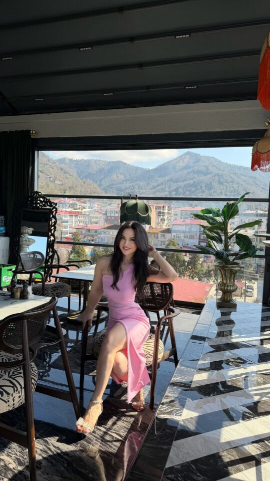 KEMER DETAY TEK OMUZ PEMBE YIRTMAÇLI ELBİSE