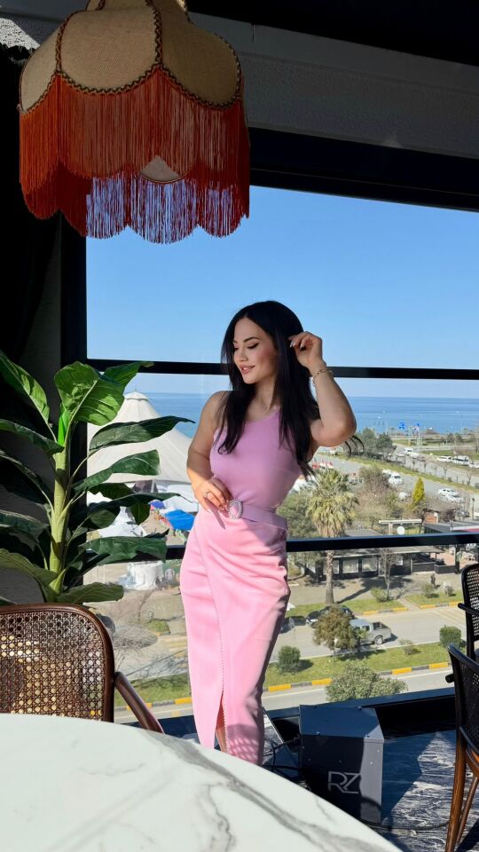 KEMER DETAY TEK OMUZ PEMBE YIRTMAÇLI ELBİSE