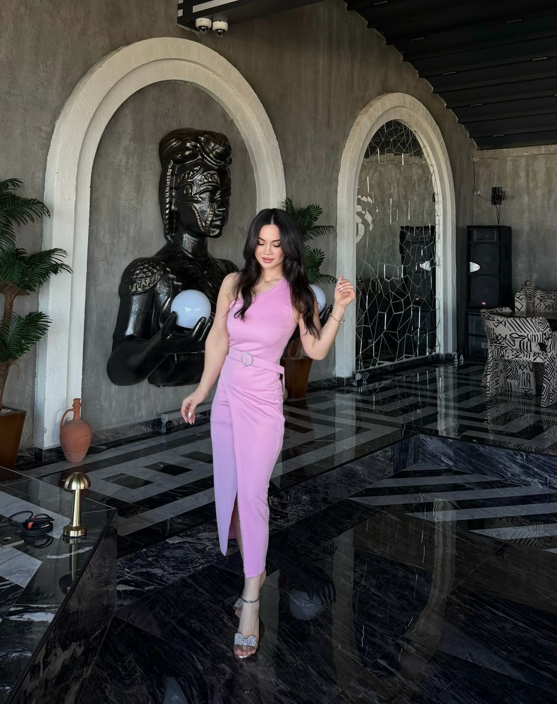 KEMER DETAY TEK OMUZ PEMBE YIRTMAÇLI ELBİSE