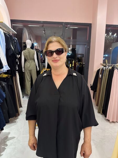 SİYAH SATEN YAKASI TAŞLI BLUZ