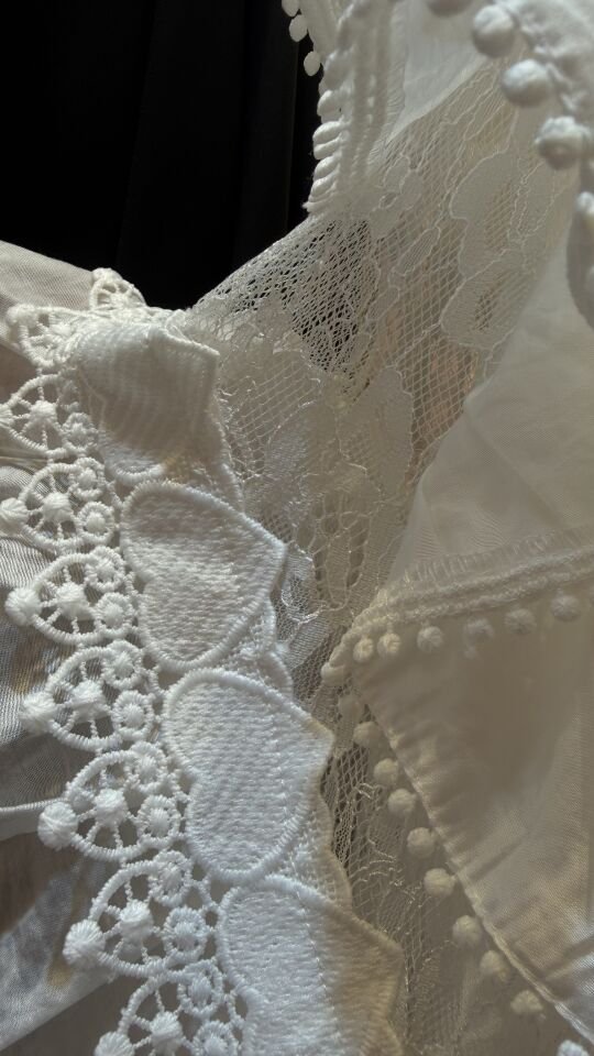 BEYAZ DANTEL DETAY FIRFIRLI GÖMLEK