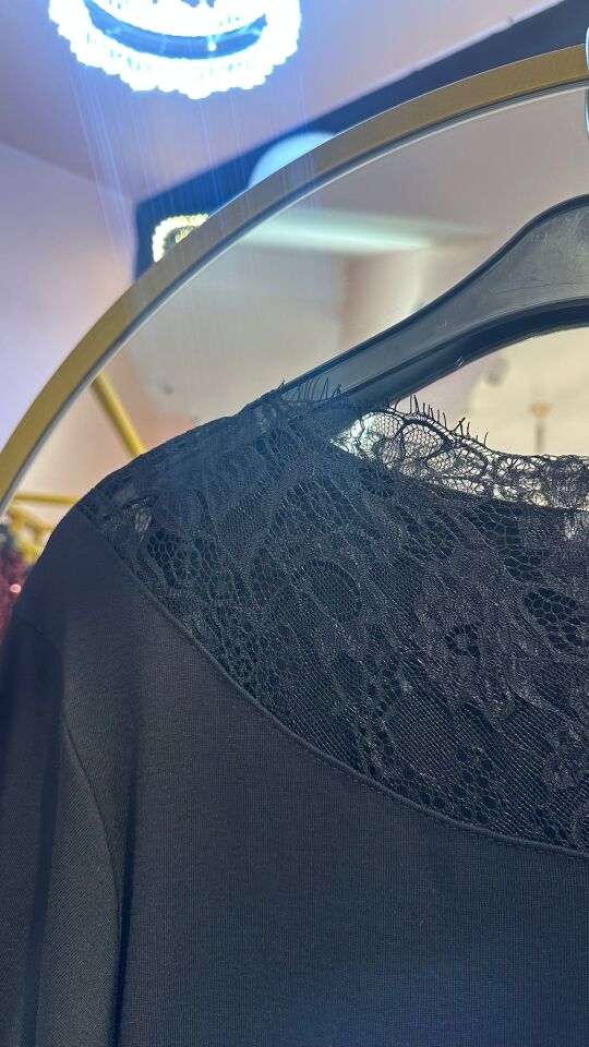 DANTEL YAKA DETAYLI SİYAH BLUZ