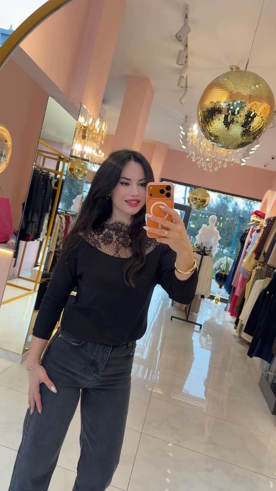 DANTEL YAKA DETAYLI SİYAH BLUZ