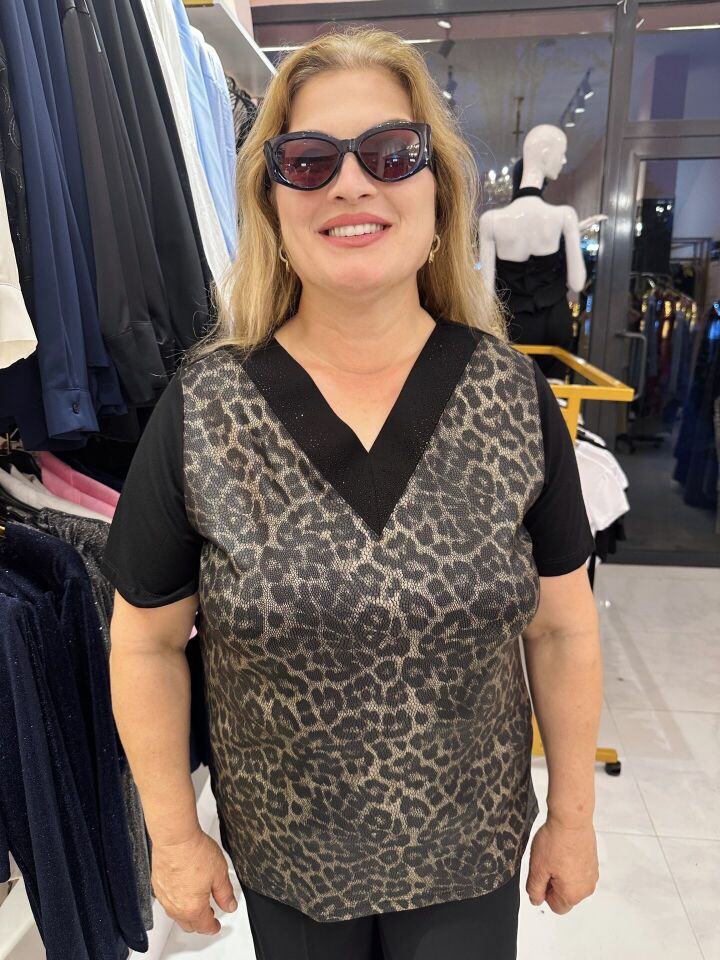 SİYAH LEOPAR DESENLİ V YAKA TSHİRT XL