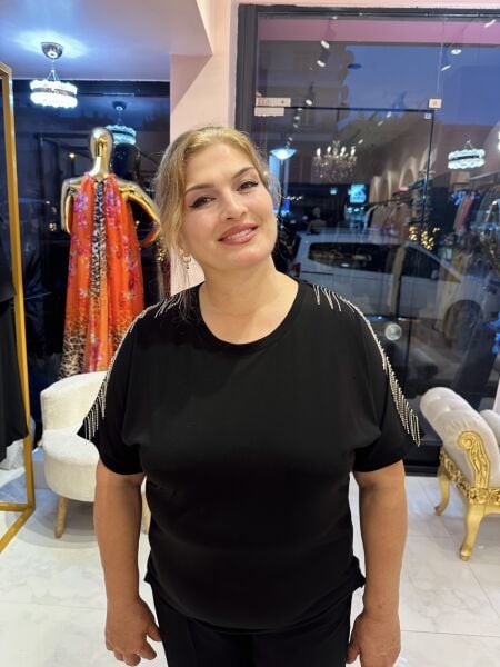 SİYAH KOLLARI GÜMÜŞ TAŞLI TSHIRT