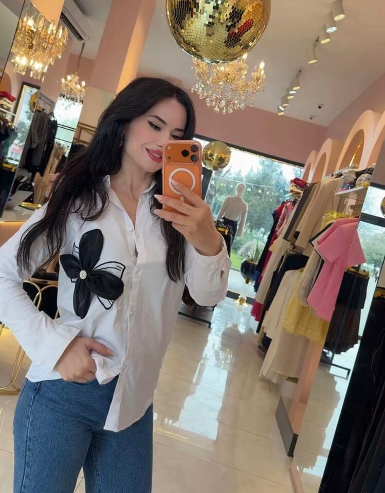 ÇİÇEK AKSESUAR DETAY BEYAZ GÖMLEK