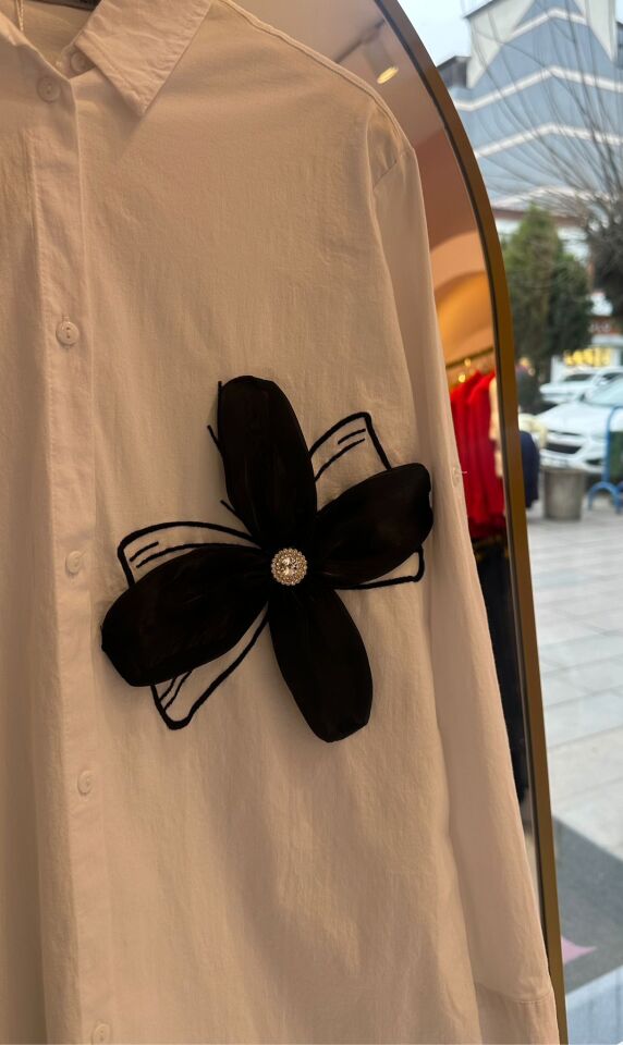 ÇİÇEK AKSESUAR DETAY BEYAZ GÖMLEK