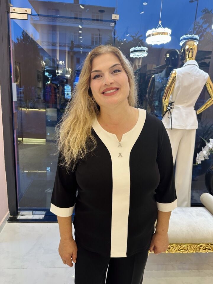 SİYAH BEYAZ V YAKA ÖNÜ TAŞLI BLUZ