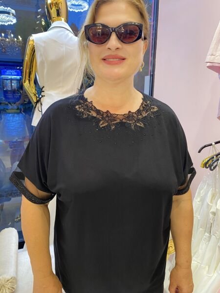 YAKASI ÇİÇEK DETAYLI TAŞLI TSHIRT