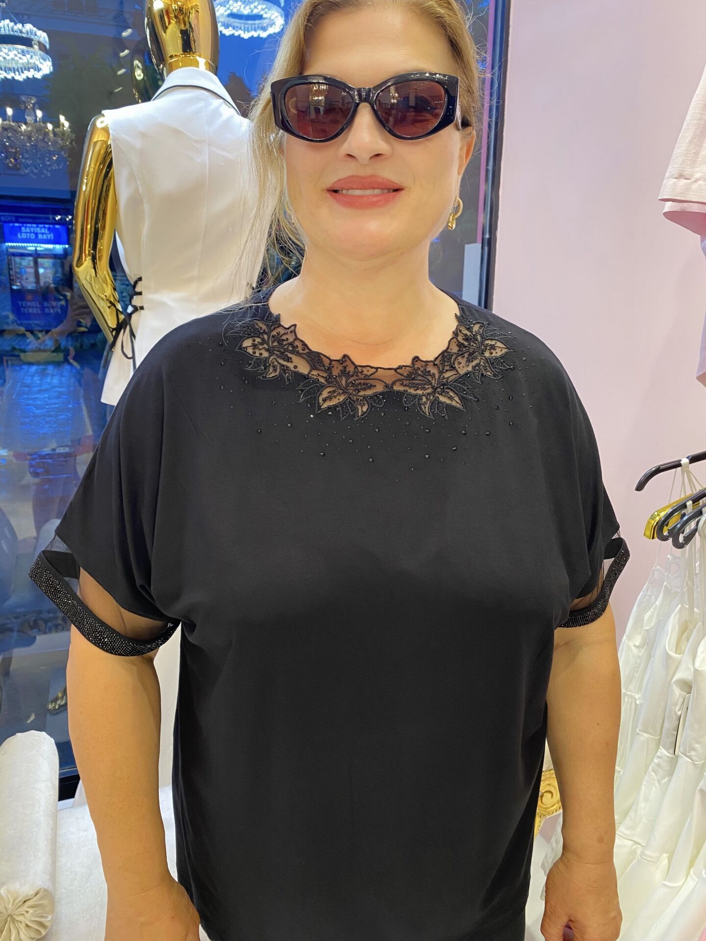 YAKASI ÇİÇEK DETAYLI TAŞLI TSHIRT XL