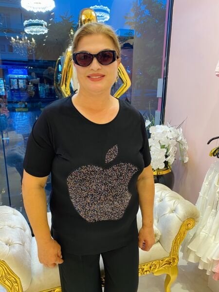 SİYAH ELMA BASKILI TAŞLI TSHIRT