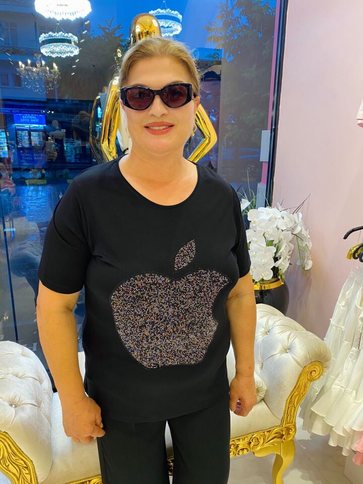 SİYAH ELMA BASKILI TAŞLI TSHIRT